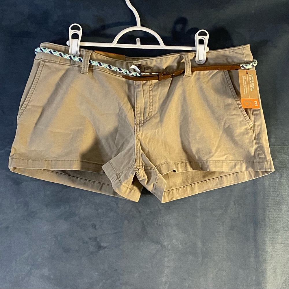 Mossimo Supply Co. Womens Tan Shorts Beige Size 6 Low Rise With Blue Belt‎